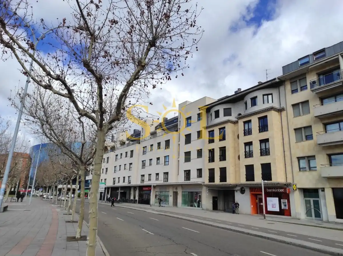 Dúplex amb ascensor en venda a Avenida de los Reyes Leoneses 10