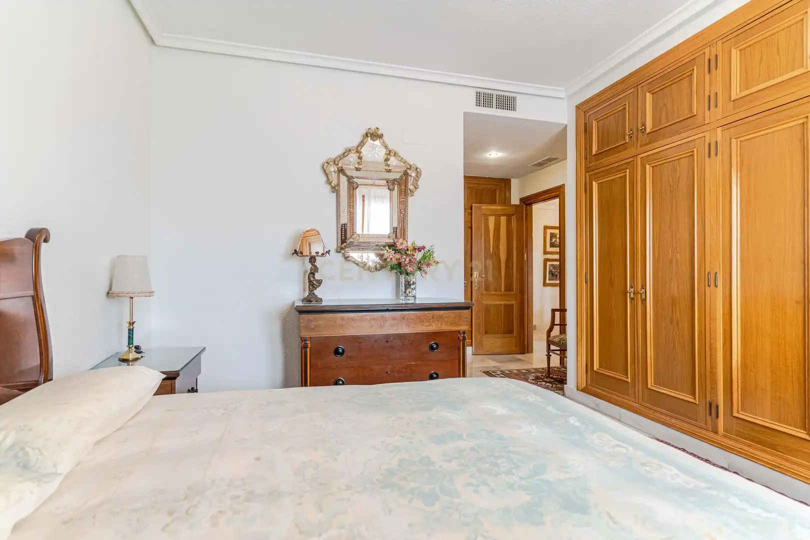 Habitación de Dúplex en venta en Granada con Aire acondicionado, Jardín privado y Trastero