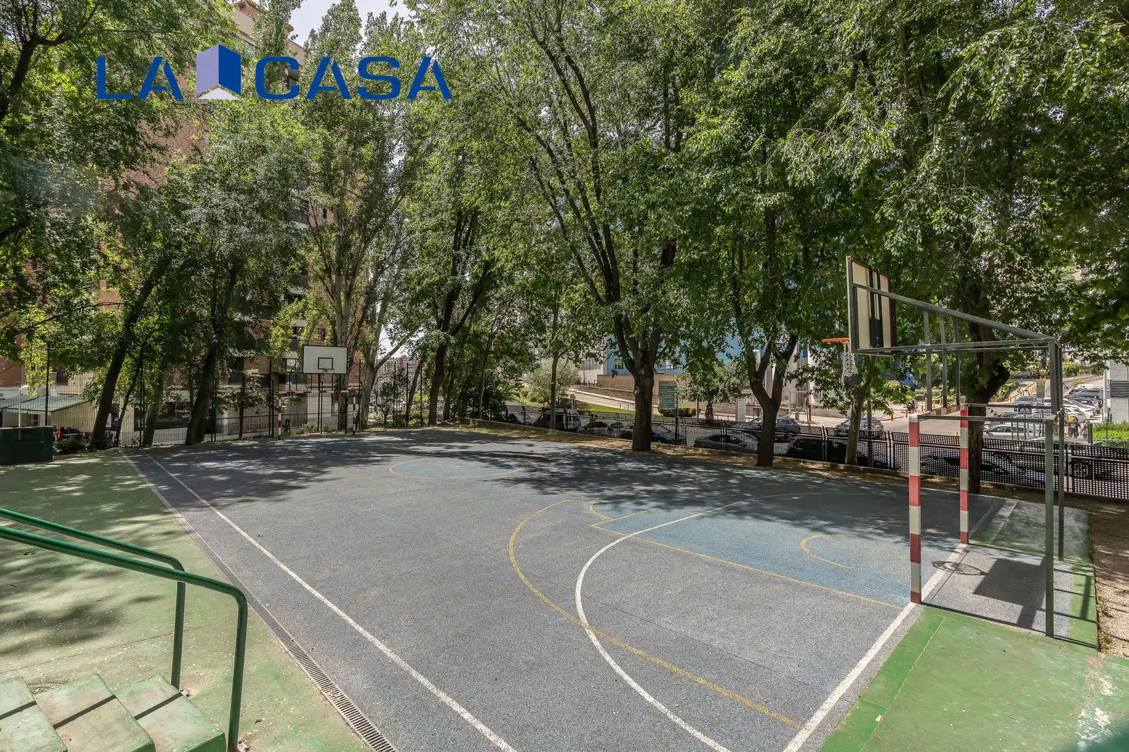 Vista exterior de Pis en venda en Madrid amb Calefacció, Terrassa i Piscina