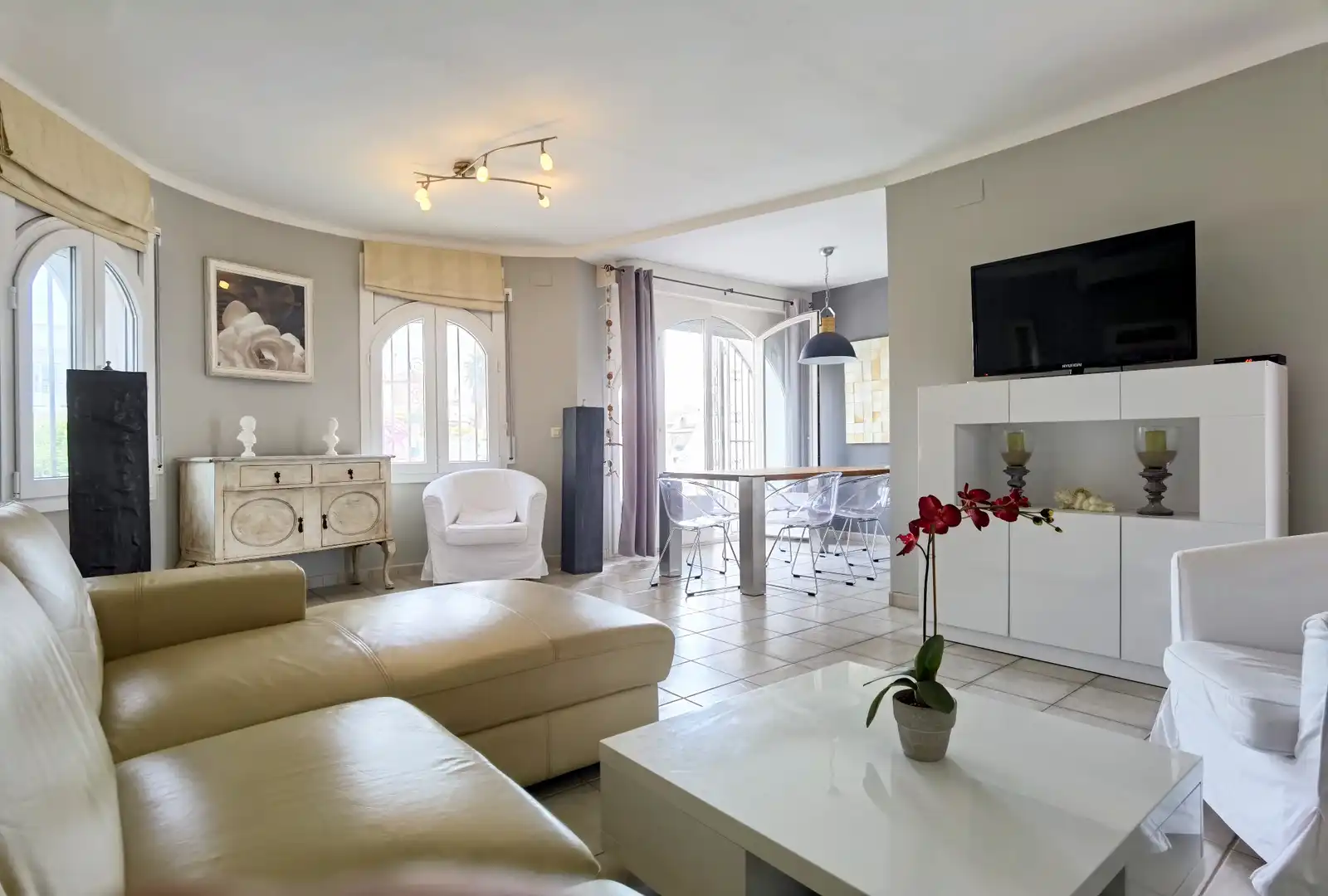 Sala d'estar de Casa o xalet en venda en Empuriabrava amb Aire condicionat, Jardí privat i Terrassa