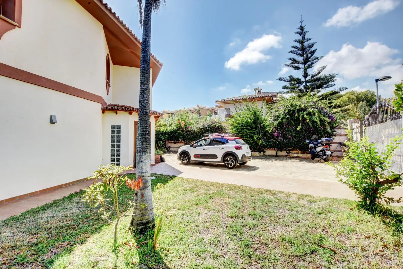 Vista exterior de Casa o xalet en venda en Benalmádena amb Aire condicionat, Calefacció i Jardí privat