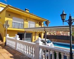 Vista exterior de Casa o xalet de lloguer en Sant Pere de Ribes amb Aire condicionat, Calefacció i Jardí privat