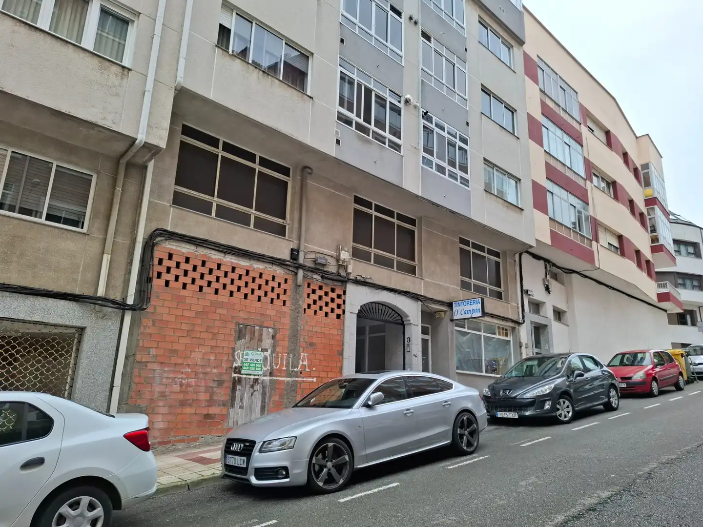 Vista exterior de Local en venda en Burela amb Moblat
