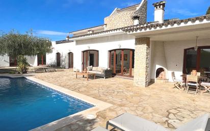 Vista exterior de Casa o xalet en venda en Mont-roig del Camp amb Aire condicionat, Jardí privat i Terrassa