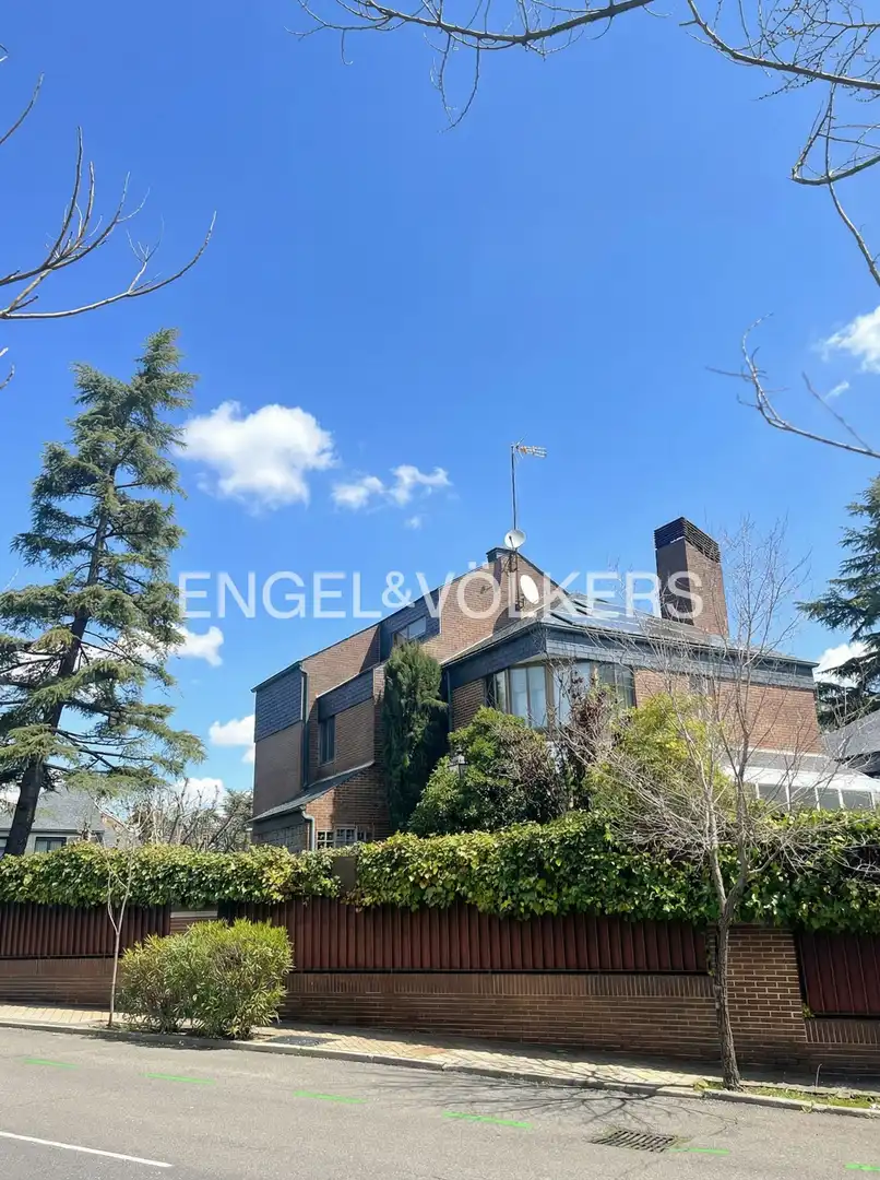 Vista exterior de Casa o chalet en venta en Pozuelo de Alarcón con Calefacción, Jardín privado y Terraza