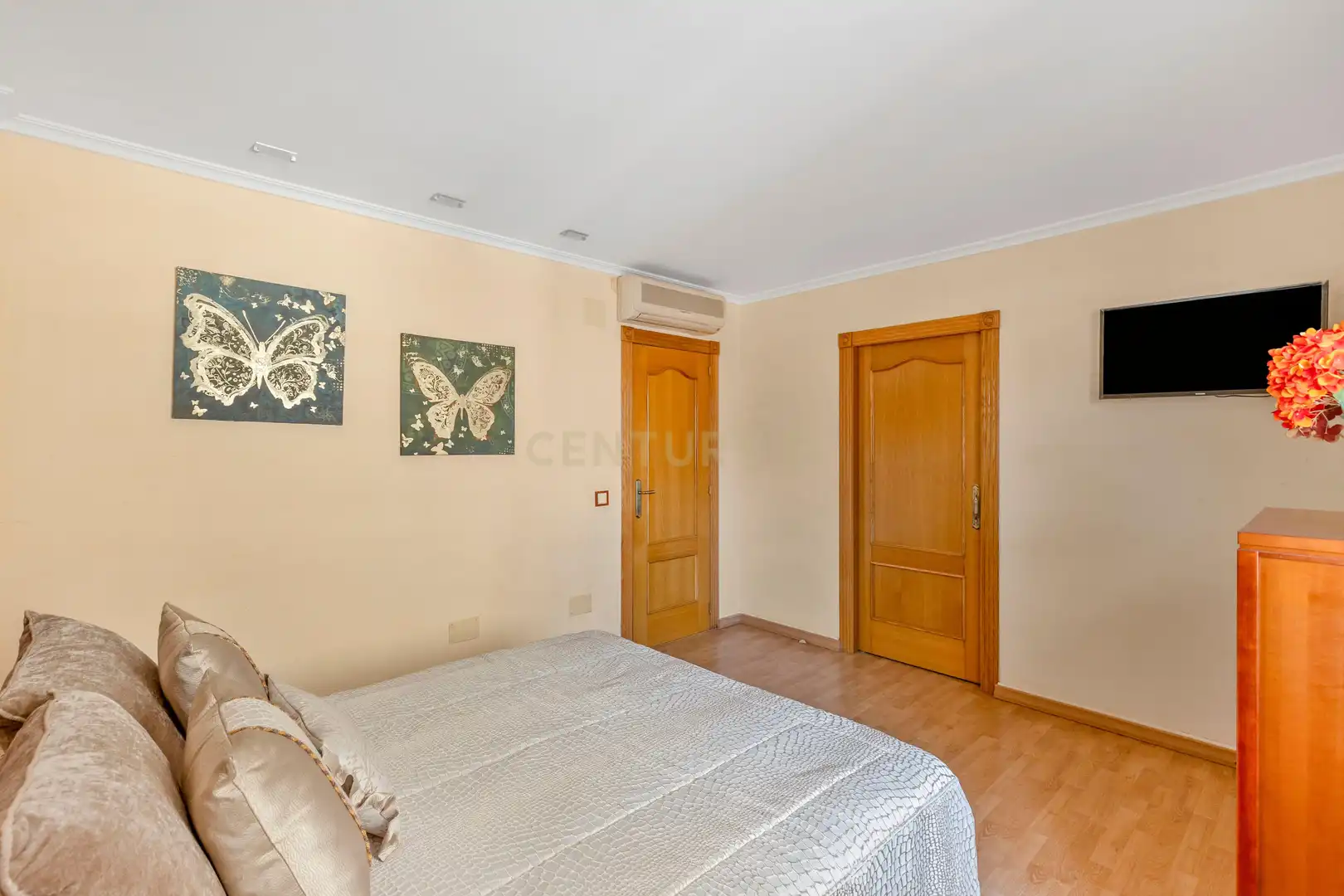 Dormitori de Apartament en venda en Torrevieja amb Aire condicionat, TV i Balcó