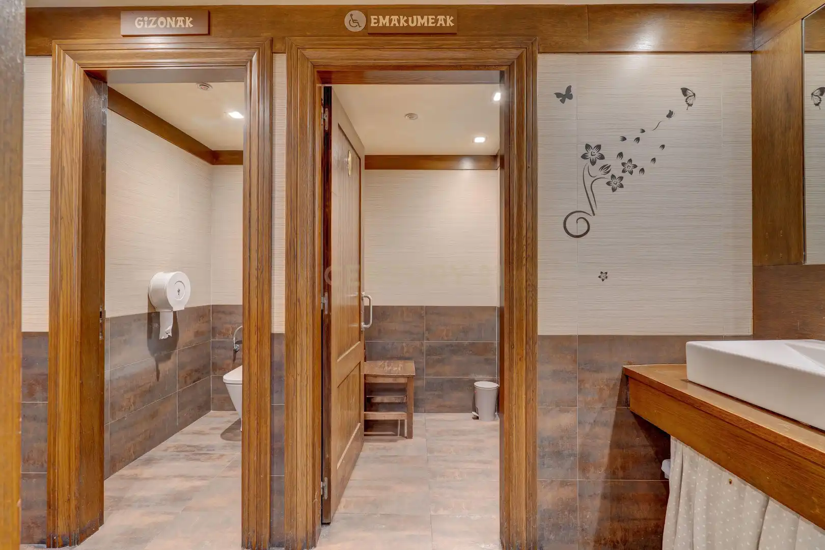 Bathroom of Commercial properties for sale in Lekunberri