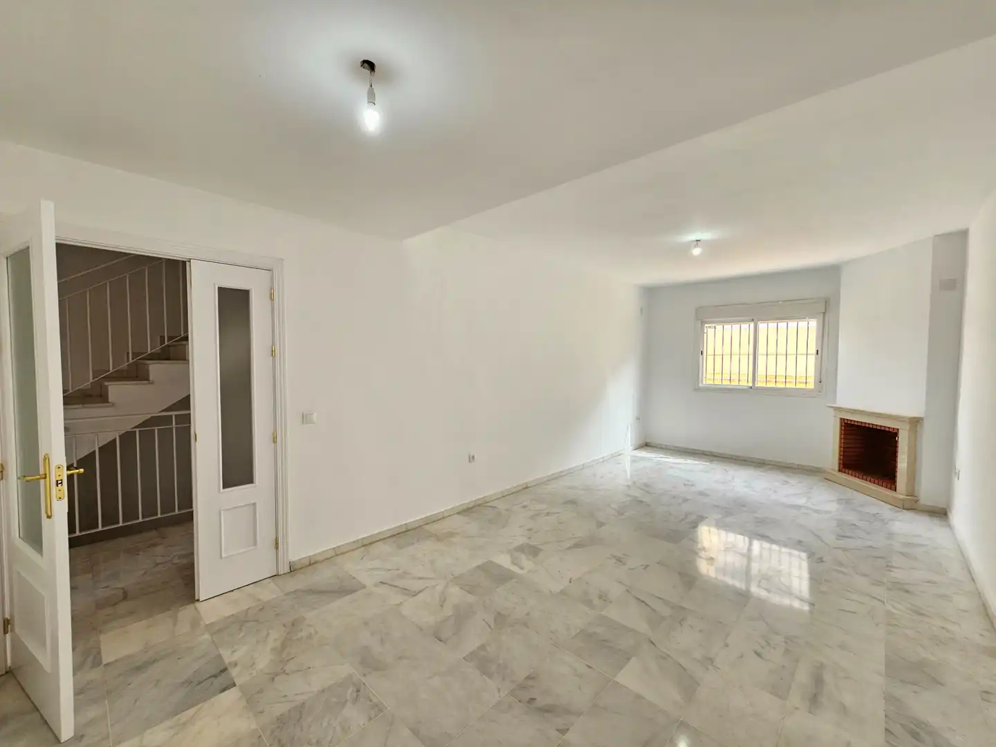 Casa adosada en venda en Espartinas amb Balcó