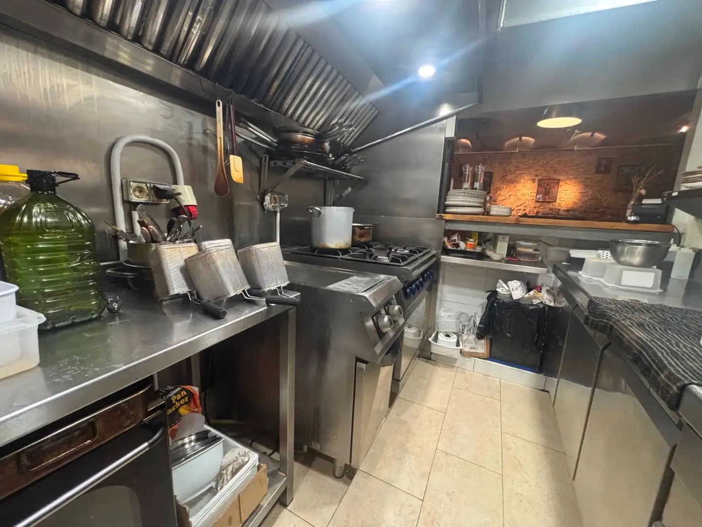 Business premises for transfer in Sants - Montjuïc, imagen 2