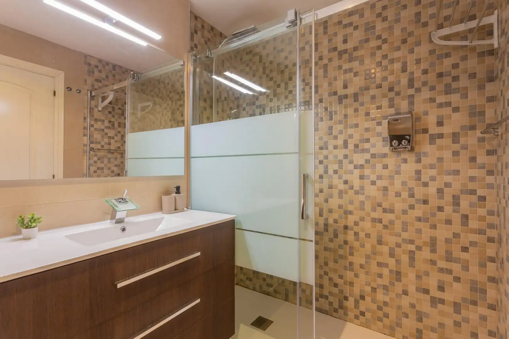 Bany de Casa adosada en venda en Alhendín amb Moblat i Piscina comunitària