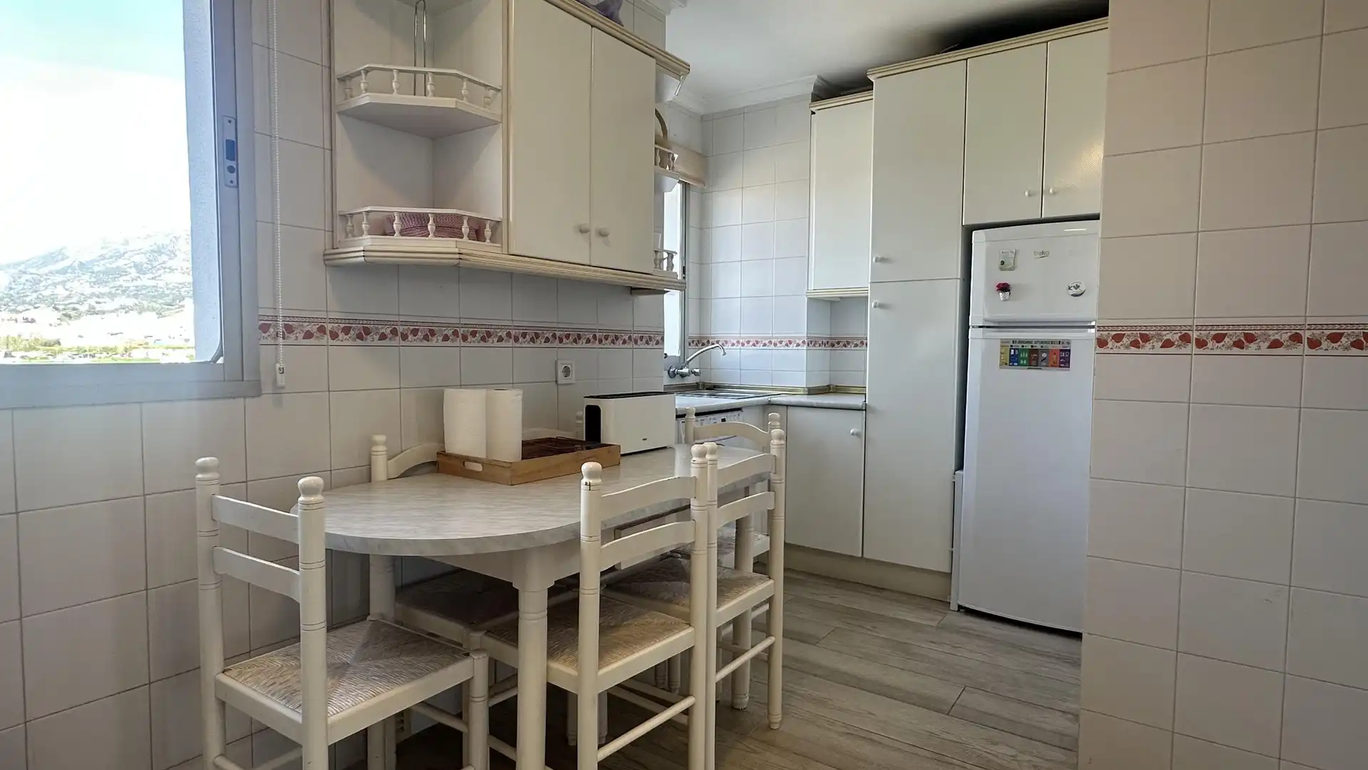 Cuina de Apartament de lloguer en Fuengirola amb Jardí privat i Piscina comunitària
