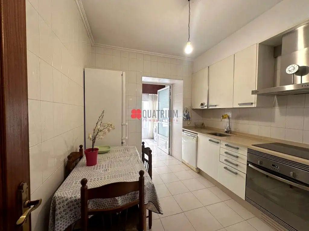 Cuina de Casa o xalet en venda en Santiago de Compostela  amb Terrassa, Traster i Balcó