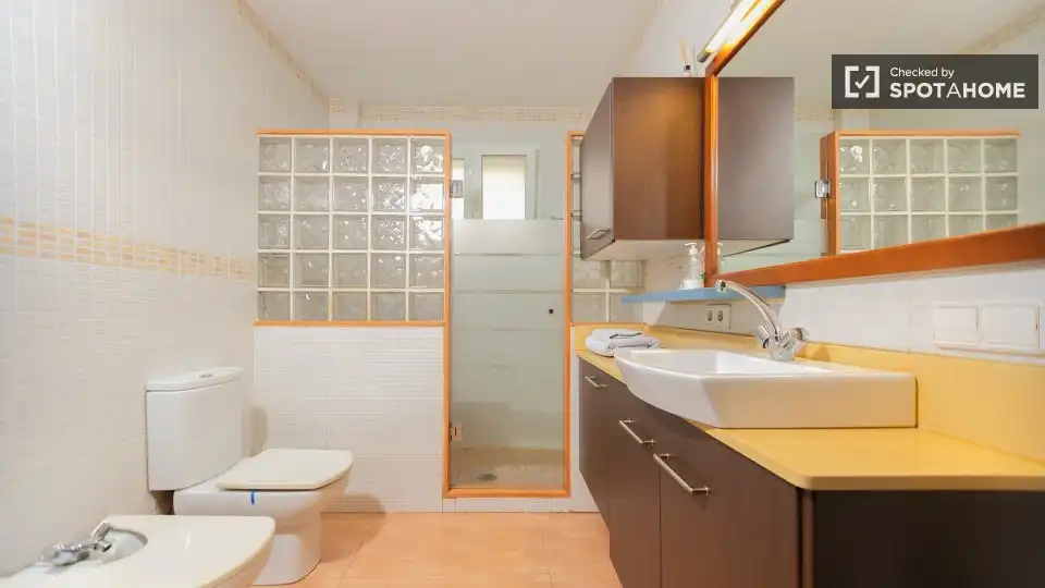 Bathroom of Flat for rent in Valencia  with Air Conditioner, Heating and Furnished