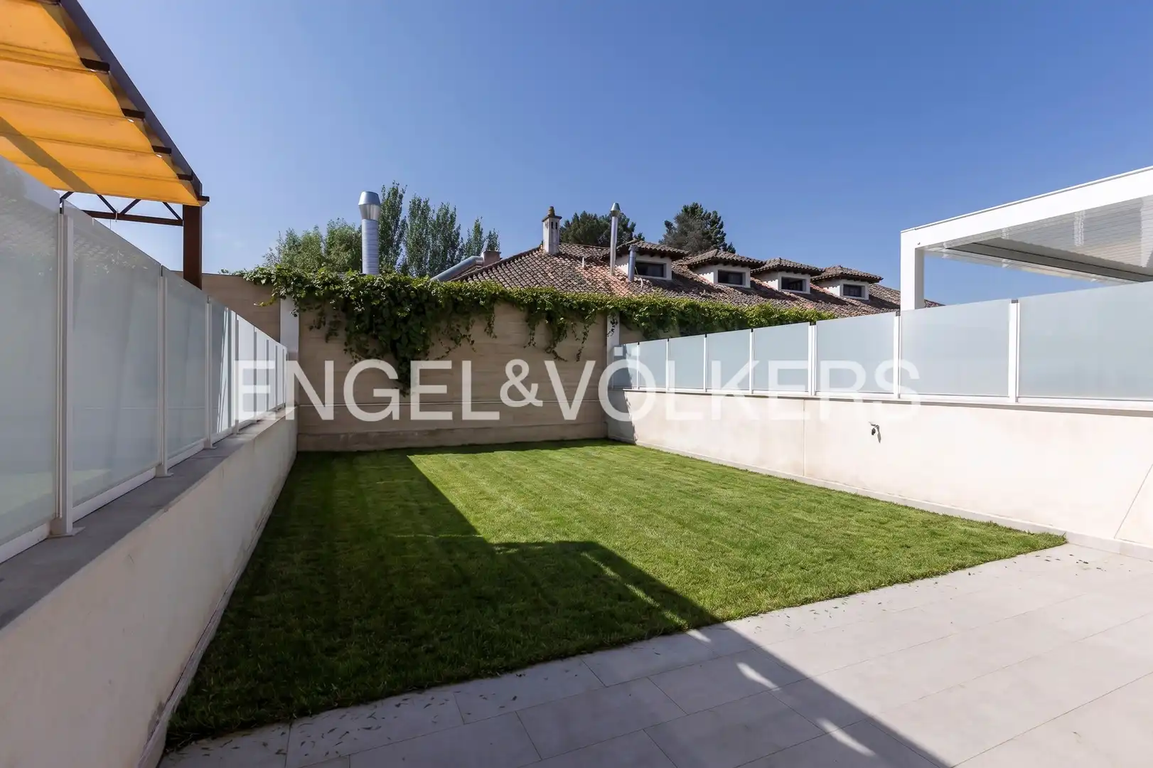 Terraza de Casa adosada en venta en Tres Cantos con Aire acondicionado, Calefacción y Jardín privado