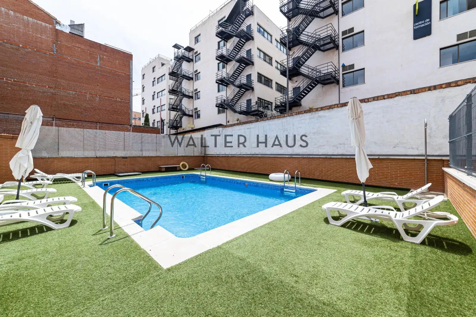 Swimming pool of Flat for sale in Madrid  with Air Conditioner, Heating and Storage room