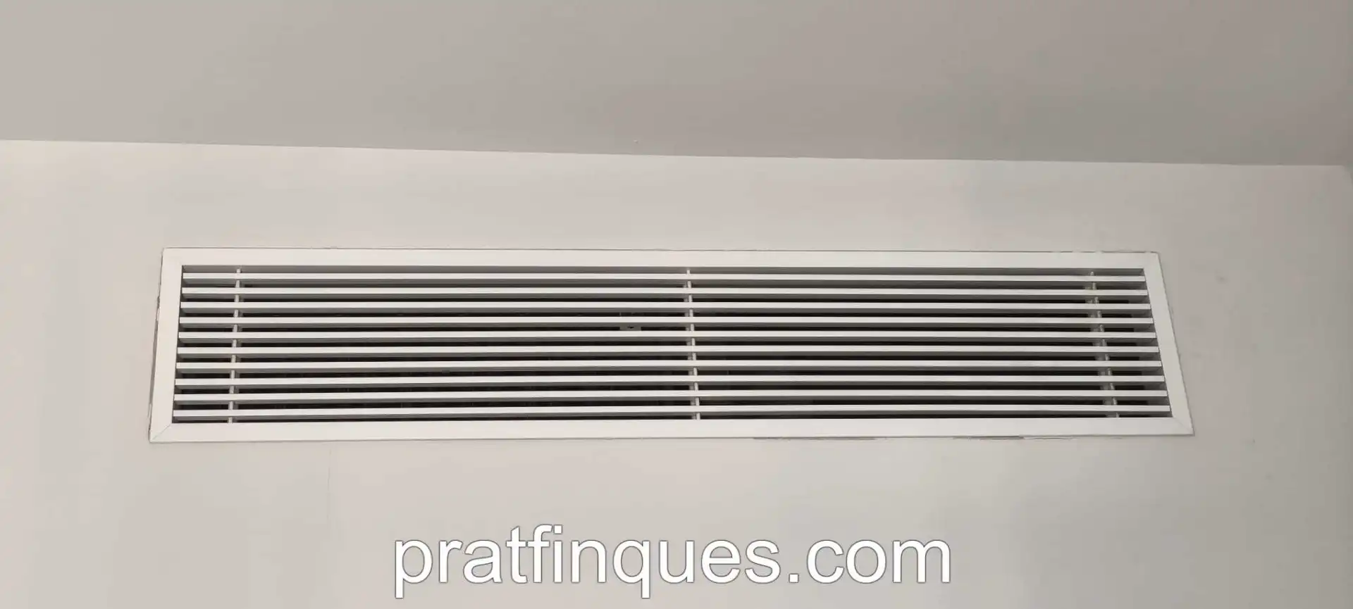 Außenansicht von Wohnung zum Verkauf in L'Hospitalet de Llobregat mit Klimaanlage, Heizung und Parkett