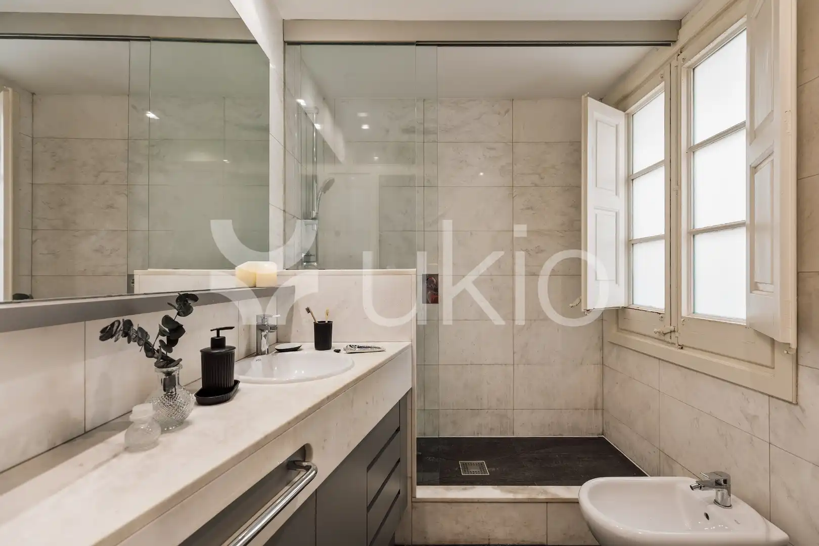 Badezimmer von Wohnungen zur Miete in Barcelona mit Klimaanlage, Heizung und Möbliert