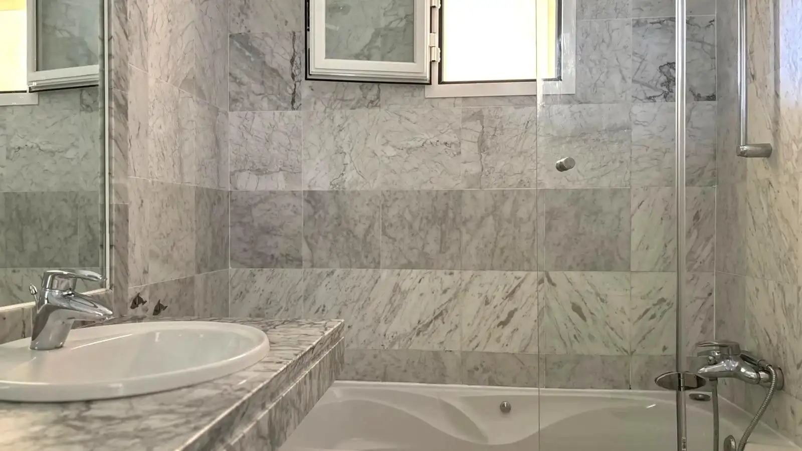 Baño de Apartamento de alquiler en Marbella con Aire acondicionado, Terraza y Piscina comunitaria