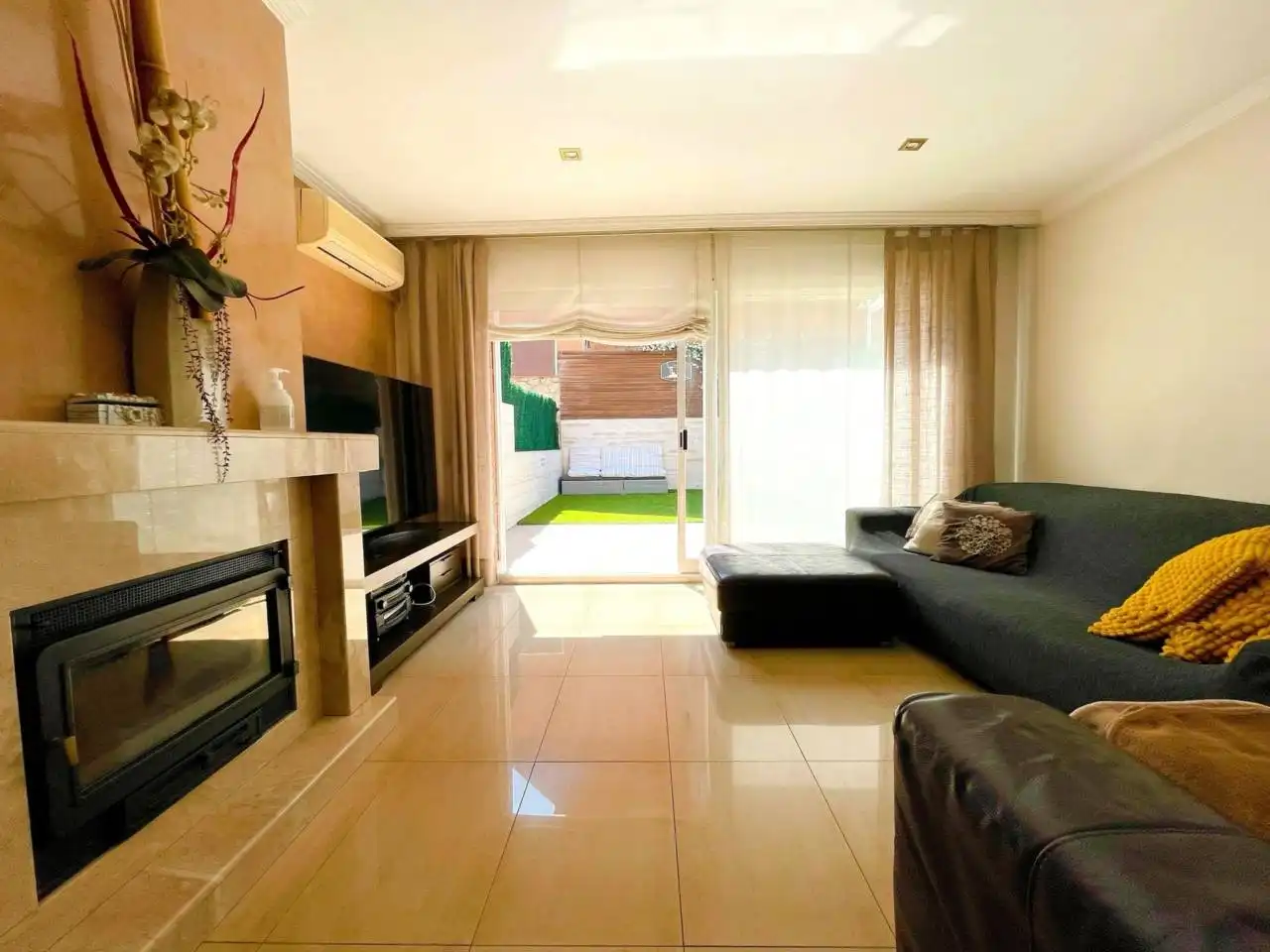 Living room of Houses for sale in Cerdanyola del Vallès  with Air Conditioner, Heating and Private garden