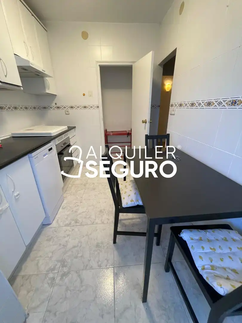 Cuina de Pis de lloguer en Madrid amb Calefacció, Terrassa i Moblat