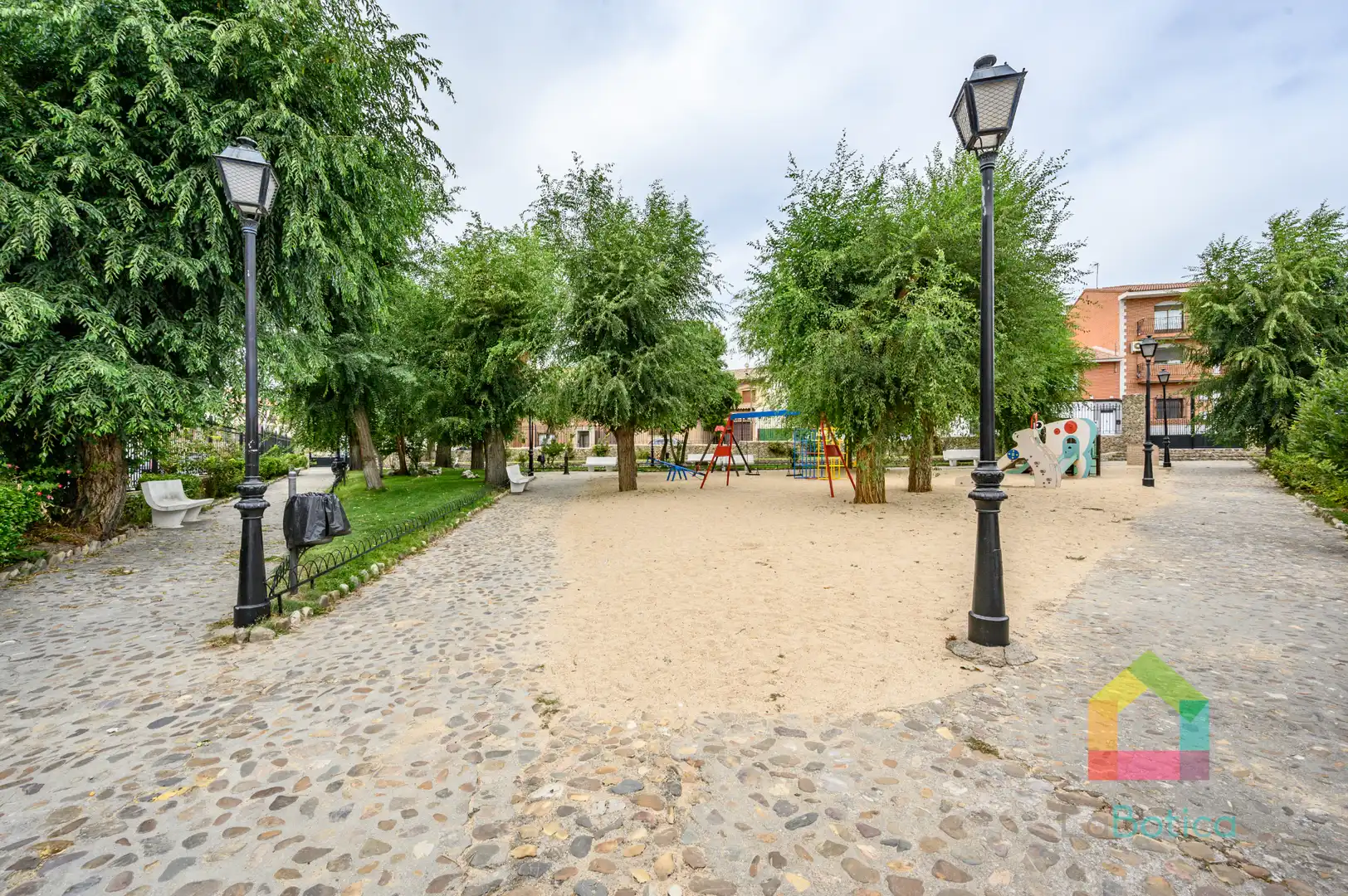 Exterior view of Flat for sale in Gerindote  with Air Conditioner, Heating and Oven