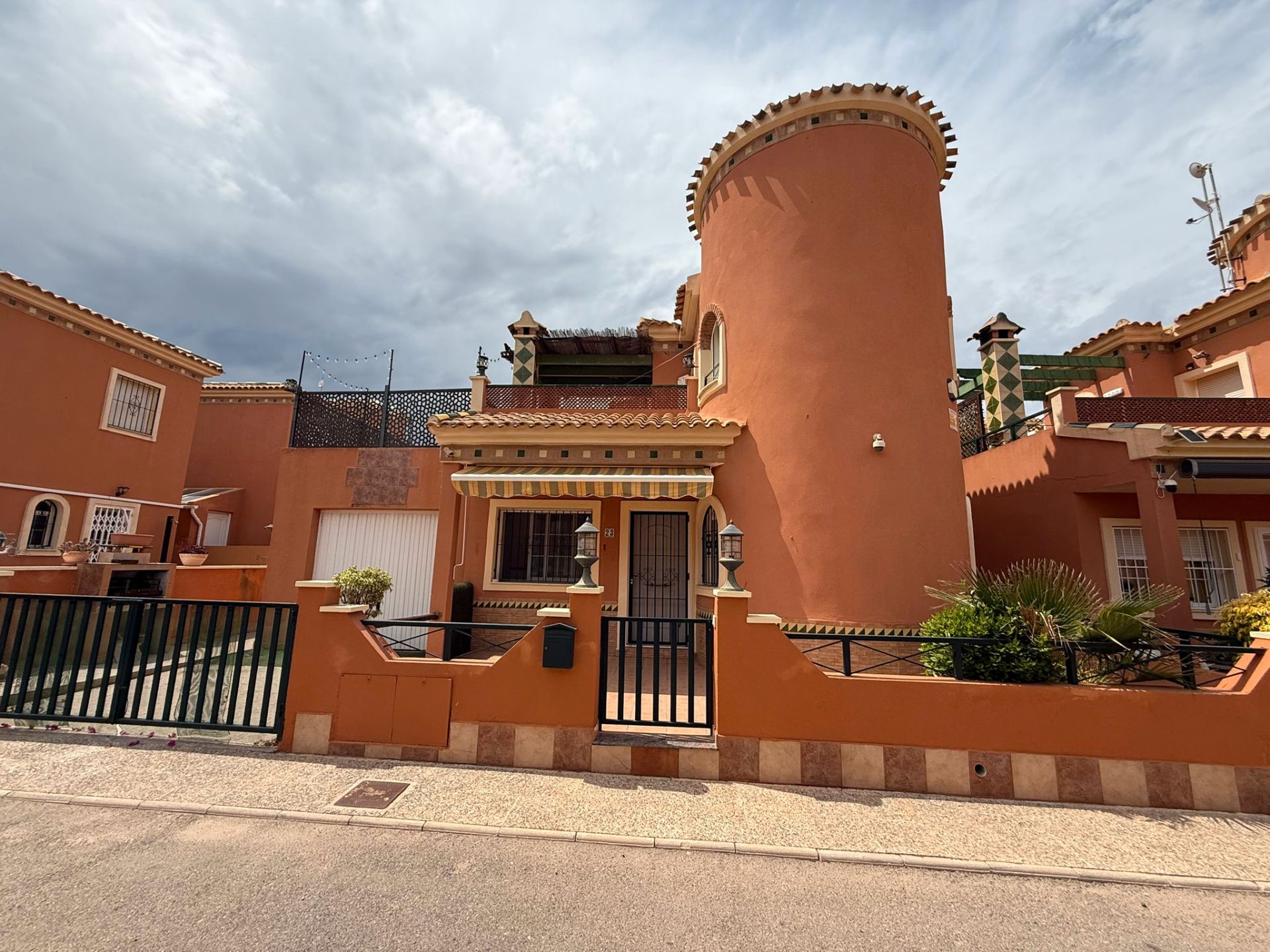 Vista exterior de Casa o chalet en venta en Orihuela con Jardín privado, Terraza y Amueblado