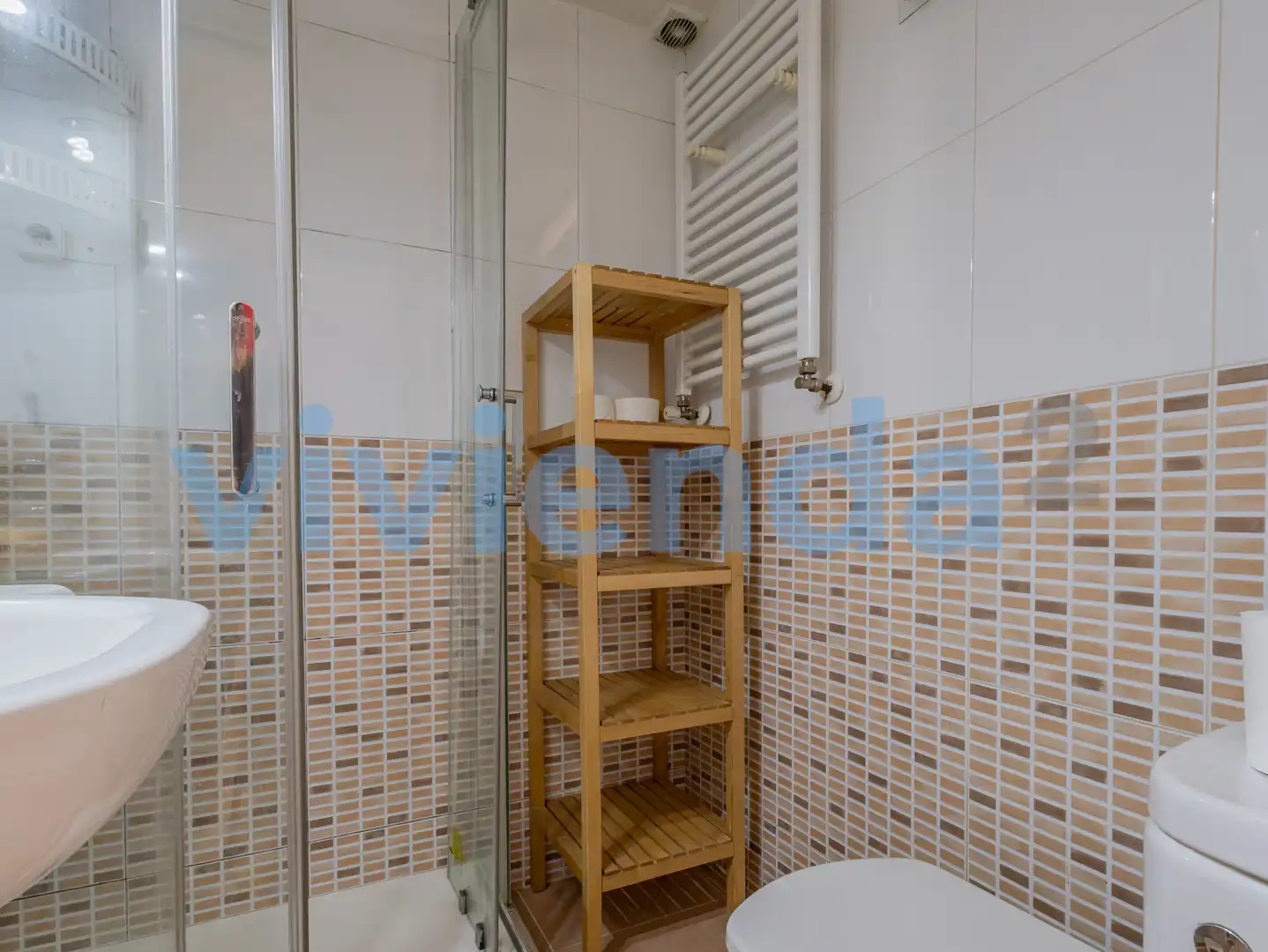 Bathroom of Flat for sale in Madrid  with Air Conditioner and Heating