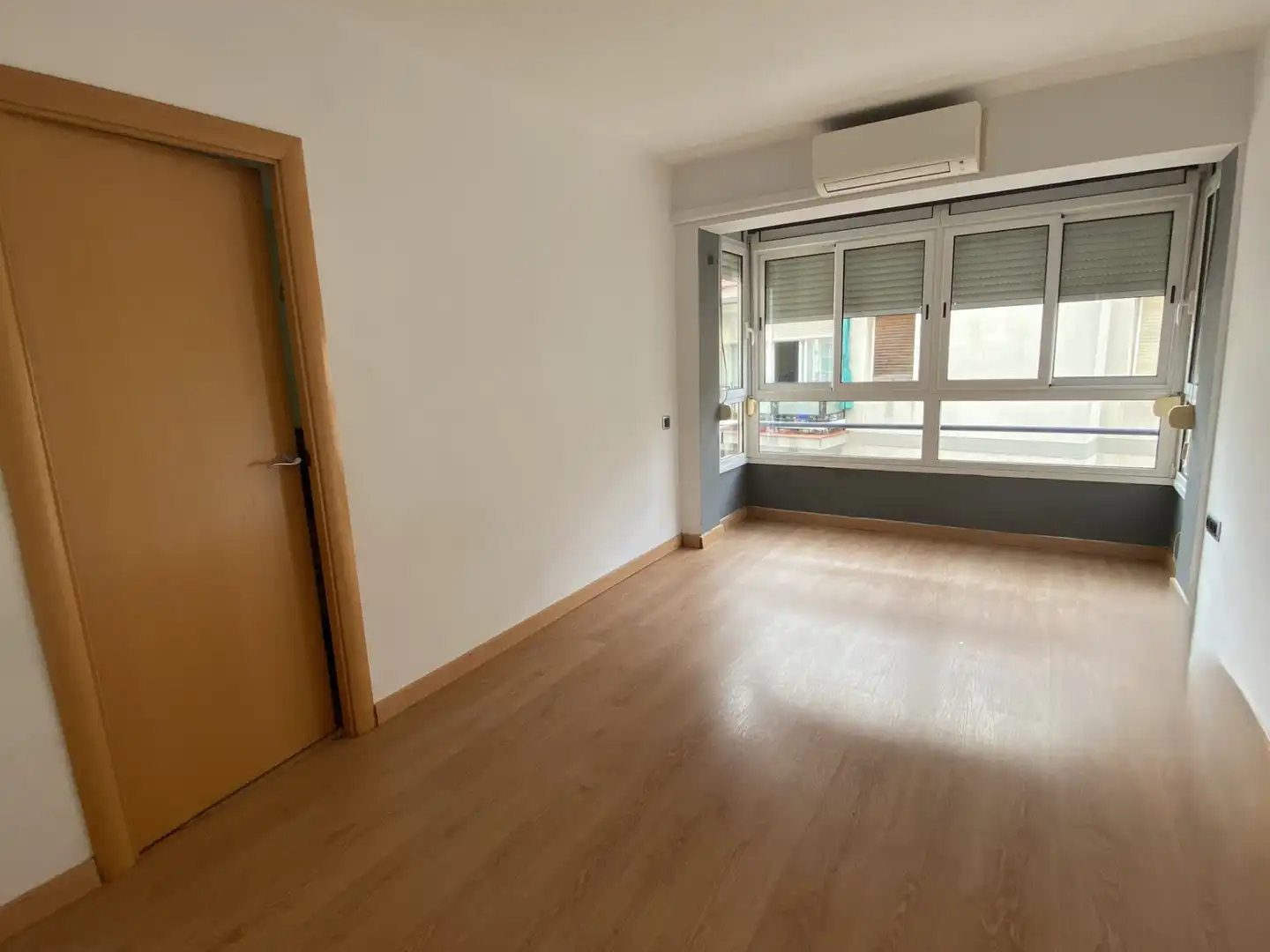 Schlafzimmer von Wohnung zum Verkauf in Barcelona mit Klimaanlage und Heizung