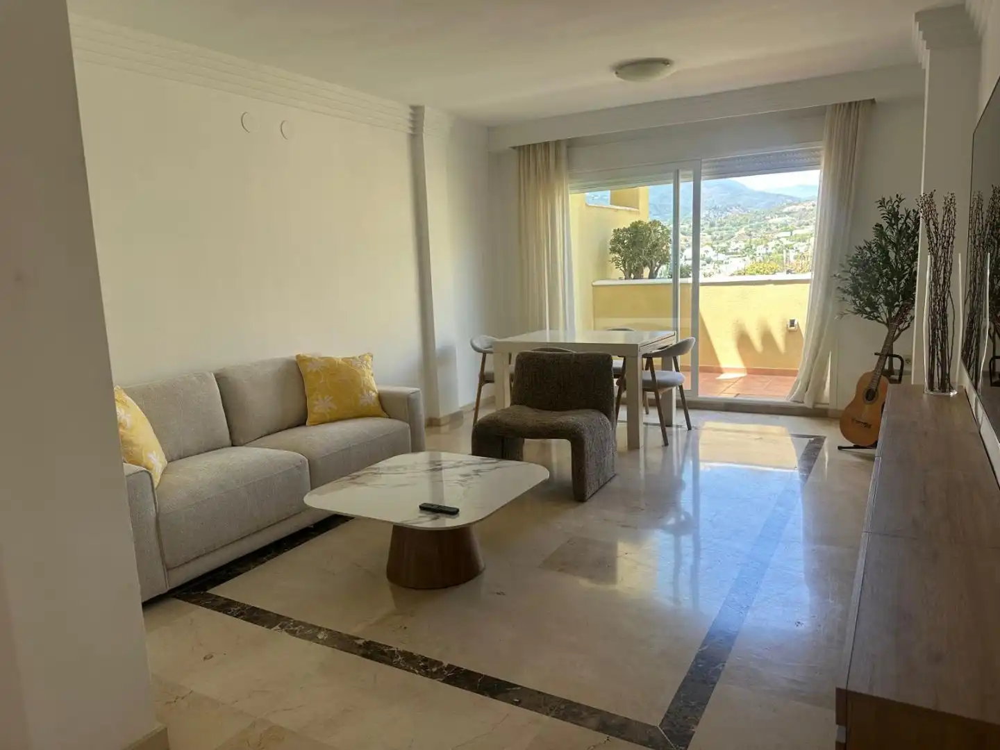 Living room of Apartments for sale in Marbella  with Air Conditioner, Terrace and Balcony