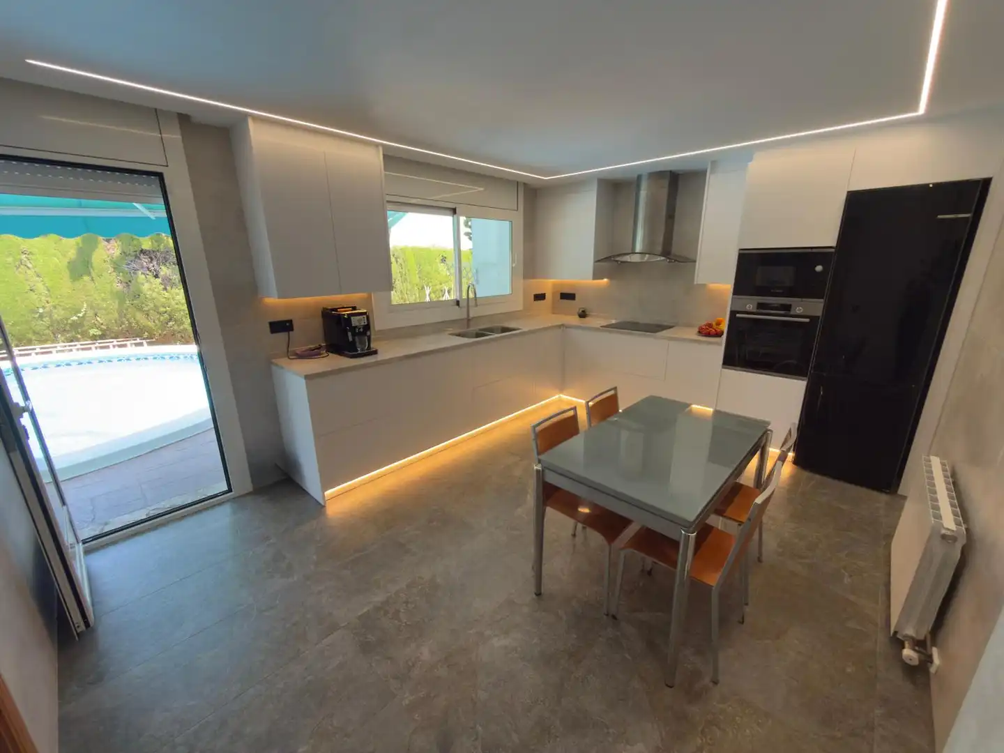 Cuina de Casa o xalet en venda en Sant Boi de Llobregat amb Calefacció, Jardí privat i Parquet