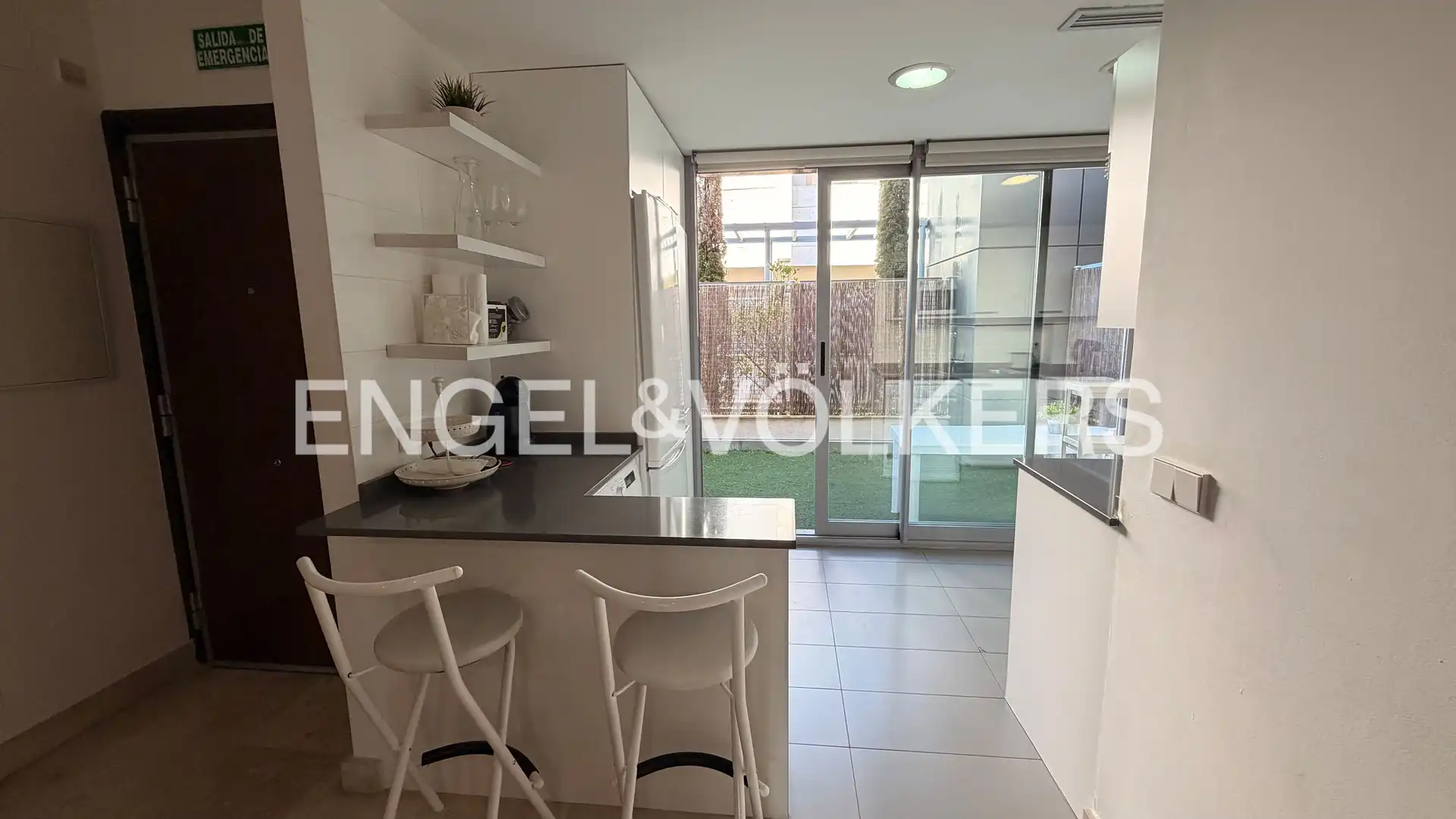 Cocina de Dúplex de alquiler en La Moraleja con Aire acondicionado, Calefacción y Jardín privado