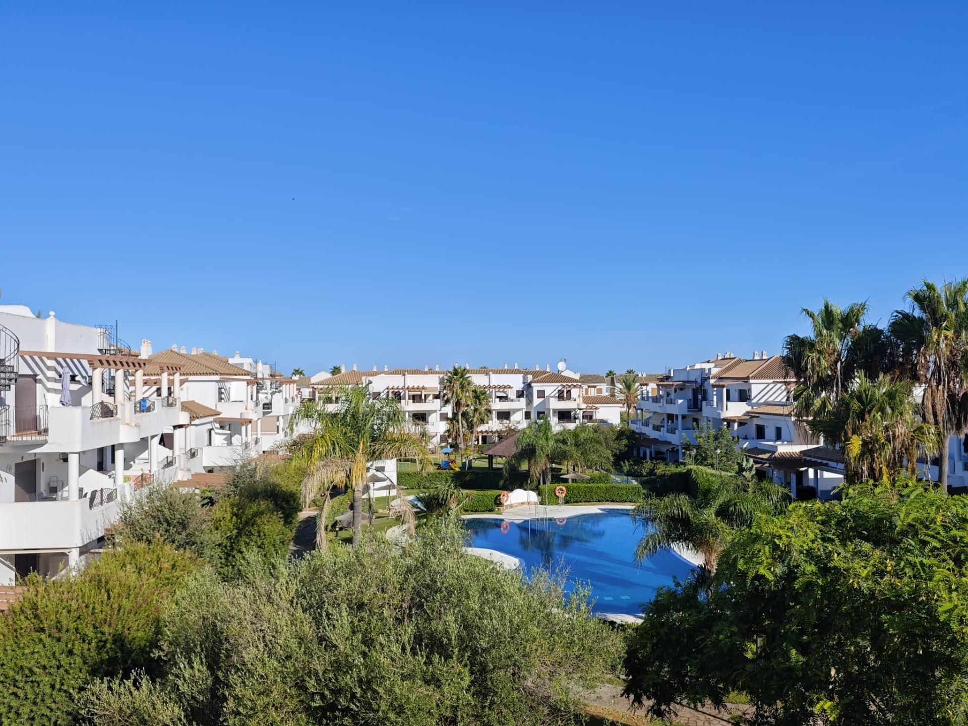 Vista exterior de Apartament en venda en Chiclana de la Frontera amb Jardí privat, Terrassa i Piscina comunitària