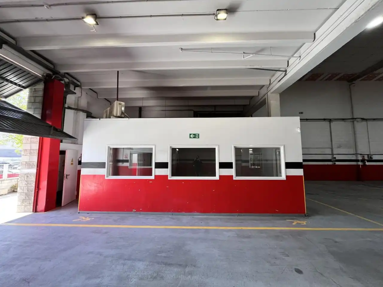 Außenansicht von Fabrikhallen zur Miete in Barcelona mit Heizung