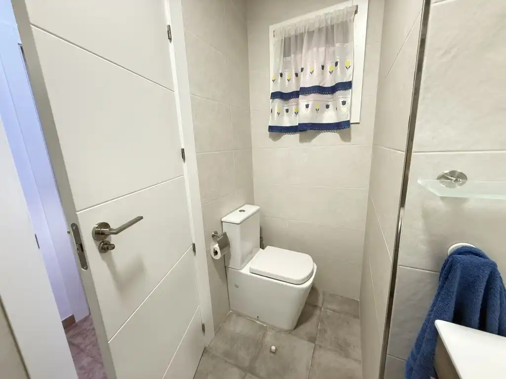 Badezimmer von Wohnungen zum Verkauf in Cartagena mit Klimaanlage und Terrasse
