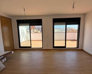 Sala d'estar de Àtic en venda en Sagunto / Sagunt amb Aire condicionat, Calefacció i Jardí privat