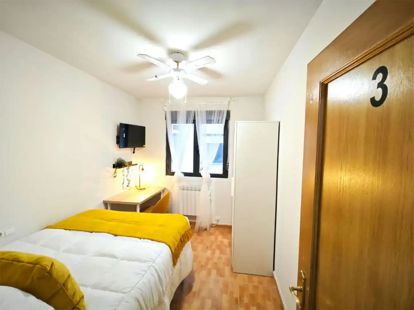 Bedroom of Flat for share in León Capital   with Storage room and Furnished