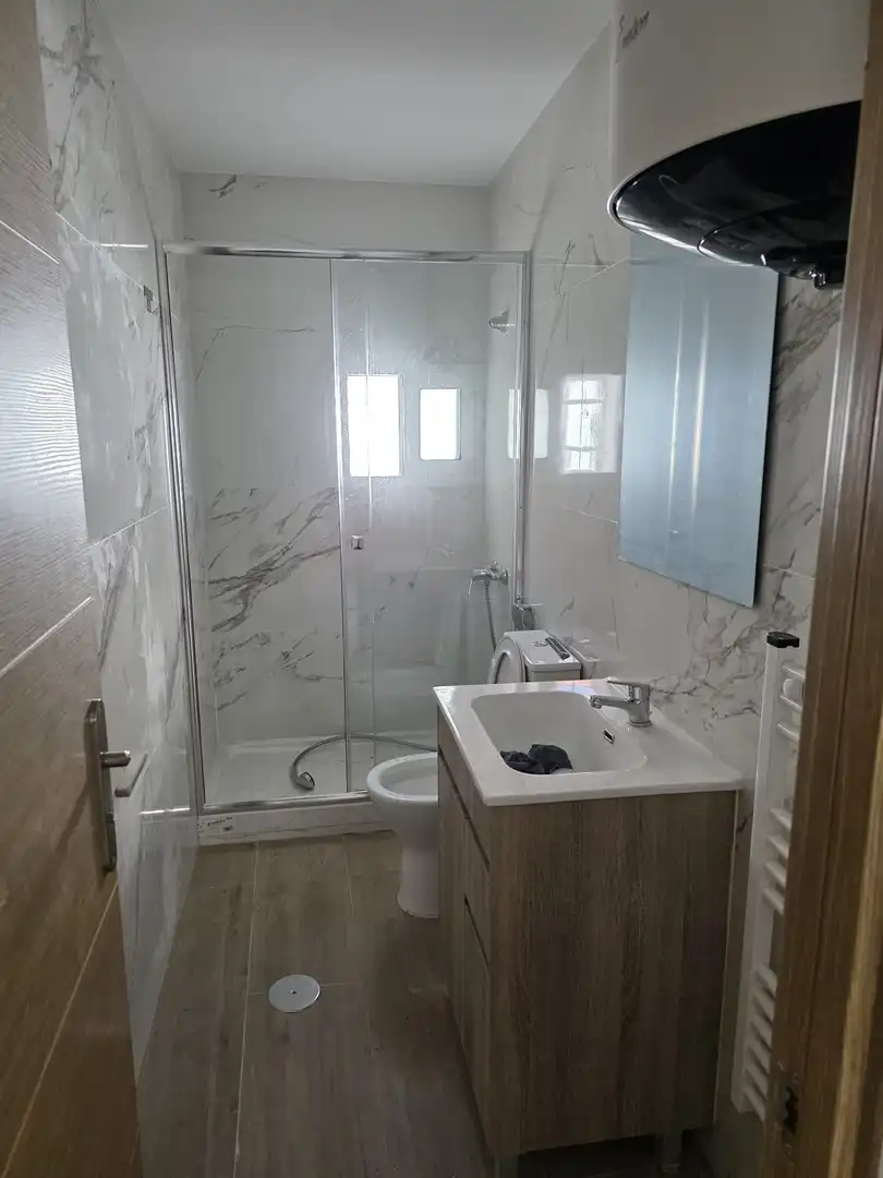 Bathroom of Flat for rent in Parla  with Parquet flooring and Washing machine