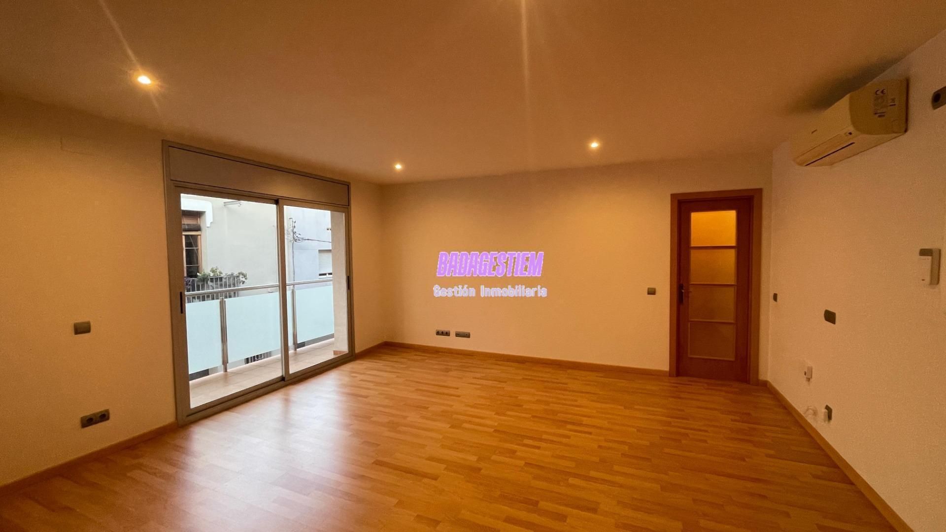 Dormitori de Pis de lloguer en Badalona amb Parquet i Balcó