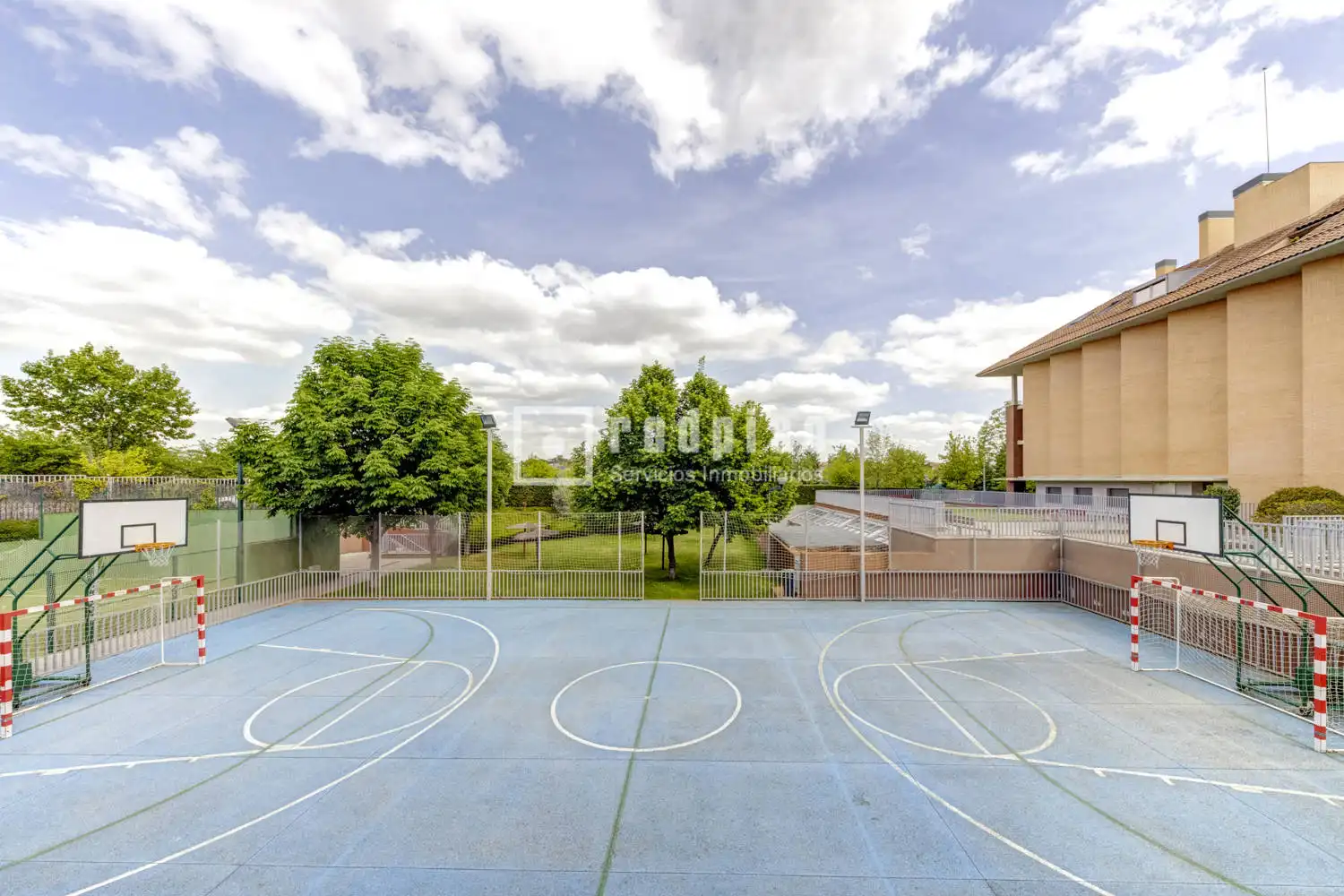 Außenansicht von Wohnung zum Verkauf in Boadilla del Monte mit Klimaanlage, Heizung und Privatgarten