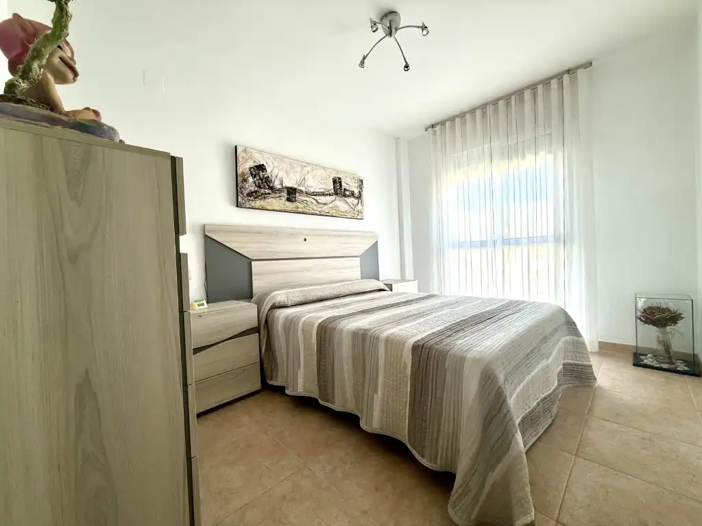 Schlafzimmer von Wohnung zum Verkauf in Benicasim / Benicàssim mit Ofen und Mikrowelle