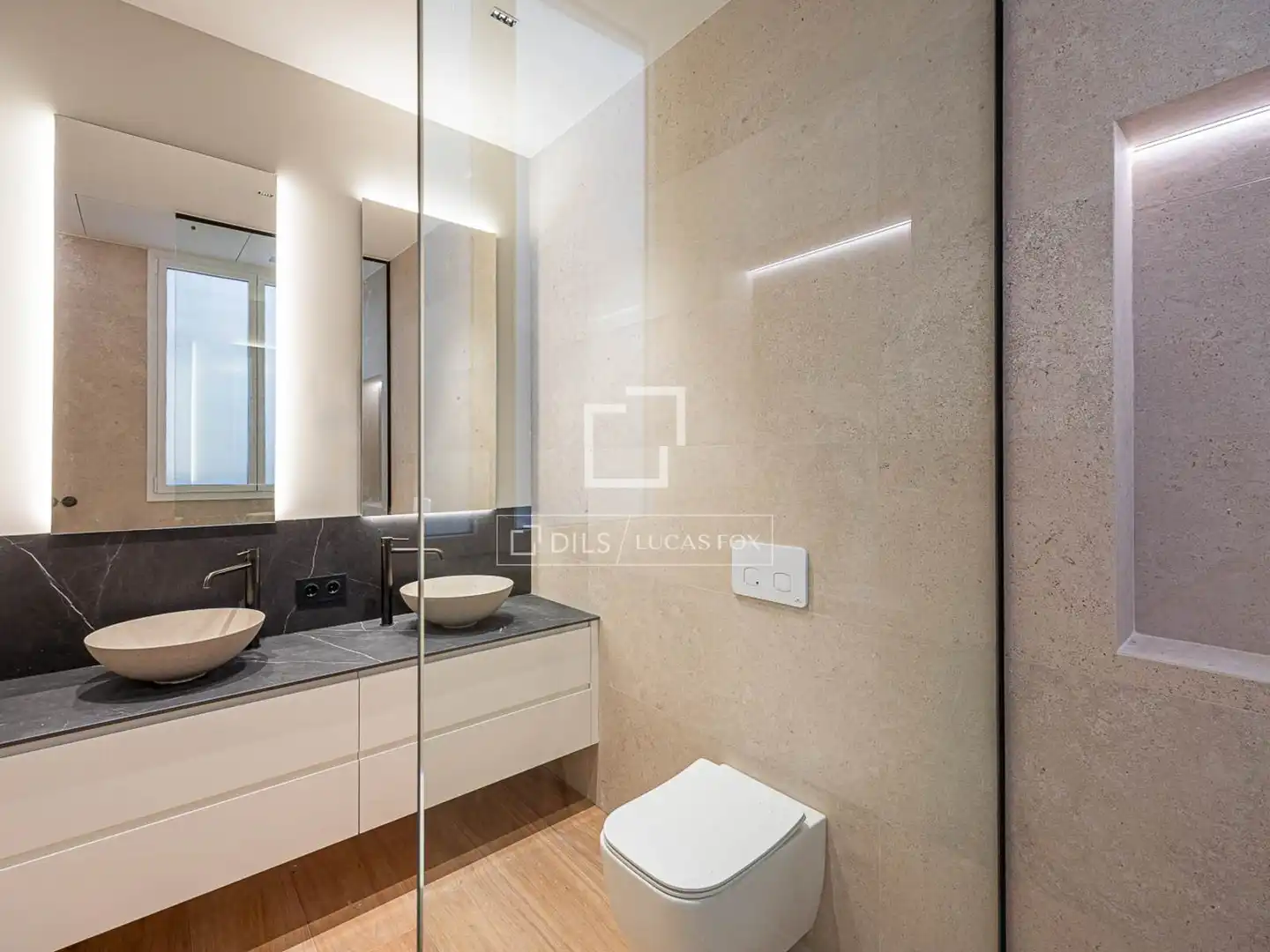 Badezimmer von Wohnung zum Verkauf in Barcelona mit Klimaanlage, Heizung und Balkon