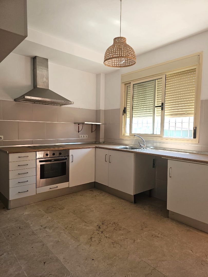 Kitchen of Single-family semi-detached for sale in Sanlúcar la Mayor  with Private garden, Terrace and Oven