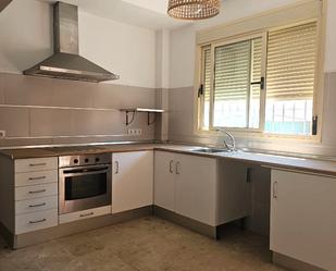 Cuina de Casa adosada en venda en Sanlúcar la Mayor amb Jardí privat, Terrassa i Forn