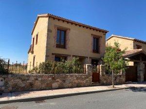 Vista exterior de Casa o xalet en venda en Trescasas amb Aire condicionat, Calefacció i Jardí privat