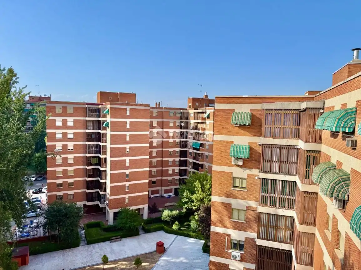 Vista exterior de Pis en venda en Alcalá de Henares amb Aire condicionat, Calefacció i Terrassa