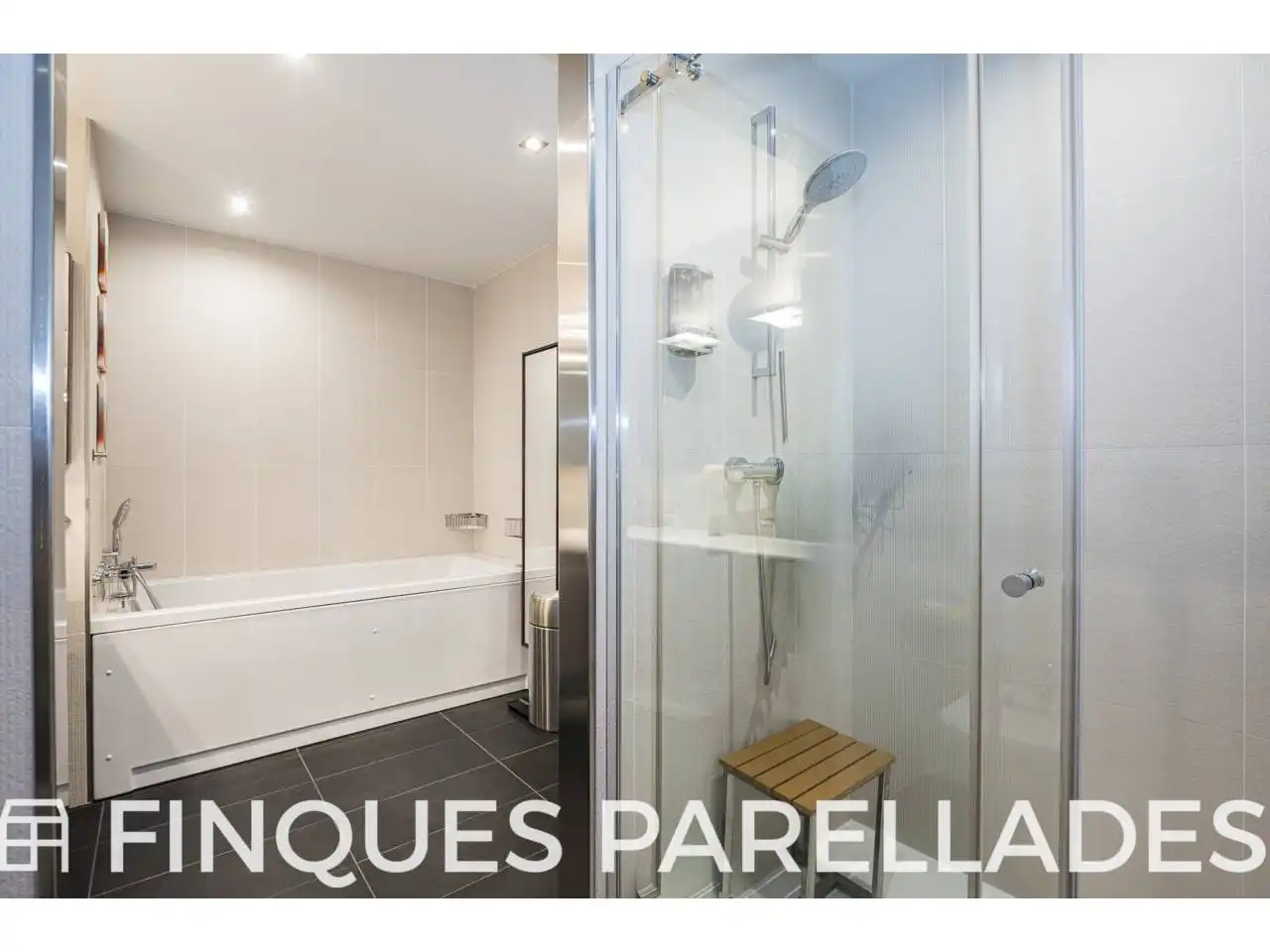 Bathroom of Attic for sale in Sitges  with Air Conditioner, Heating and Parquet flooring