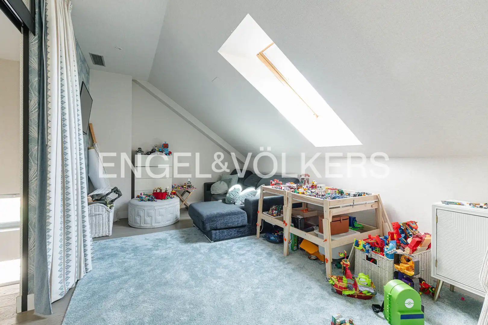 Habitación de Casa adosada en venta en Pozuelo de Alarcón con Aire acondicionado, Calefacción y Jardín privado