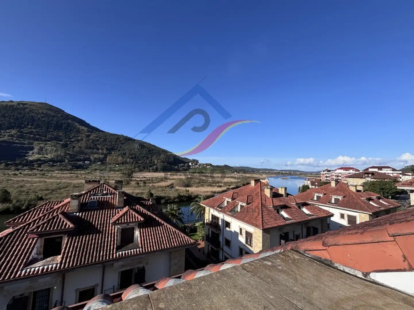 Vista exterior de Àtic en venda en Limpias amb Calefacció, Parquet i Traster