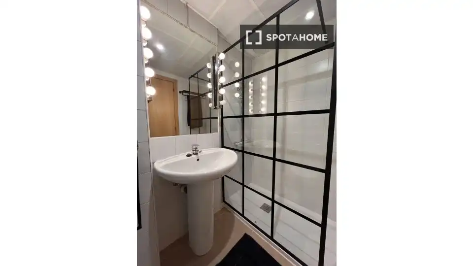 Baño de Piso de alquiler en Madrid con Aire acondicionado, Calefacción y Amueblado