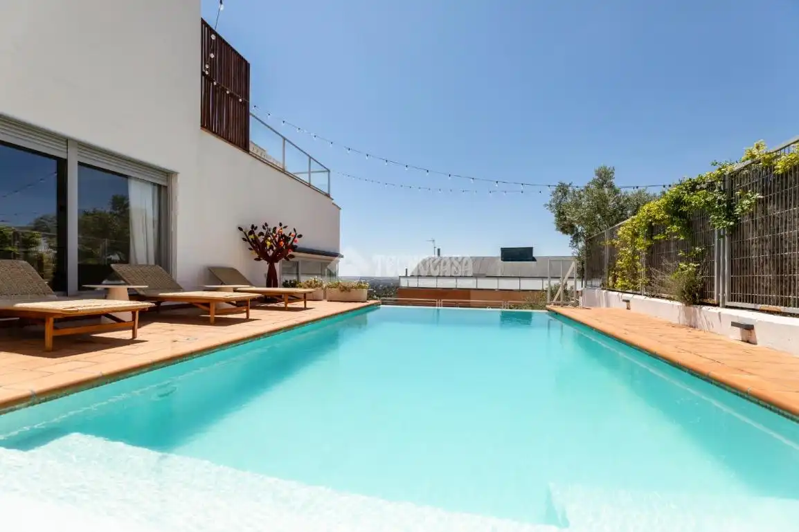 Schwimmbecken von Einfamilien-Reihenhaus zum Verkauf in Torrelodones mit Klimaanlage, Heizung und Terrasse